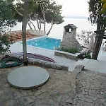 Luxury Ciovo Sleeps 17, Infinity Pool, Seafront 트로기르