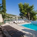 Luxury Ciovo Sleeps 17, Infinity Pool, Seafront Villa Trogir