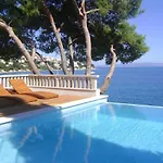 Luxury Ciovo Sleeps 17, Infinity Pool, Seafront 빌라