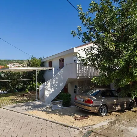 Luxury Ciovo Sleeps 17, Infinity Pool, Seafront Villa Trogir