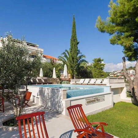 Luxury Ciovo Sleeps 17, Infinity Pool, Seafront וילה