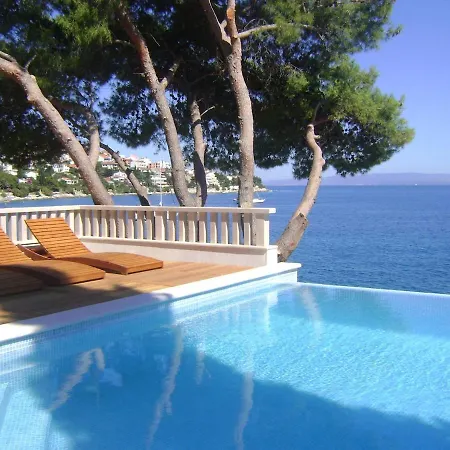 Luxury Ciovo Sleeps 17, Infinity Pool, Seafront וילה