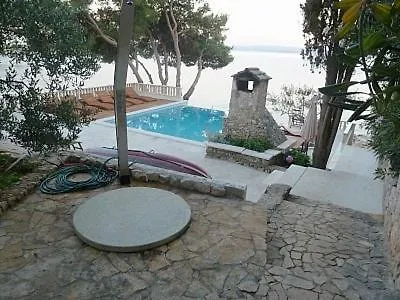 Luxury Ciovo Sleeps 17, Infinity Pool, Seafront تروغير
