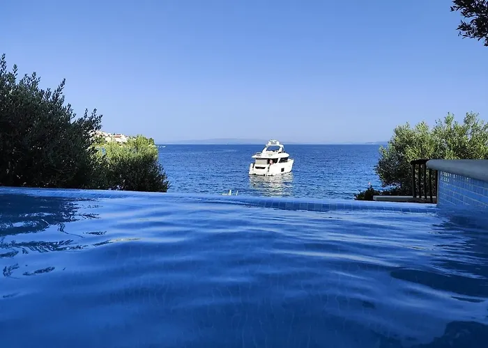 فيلة Luxury Ciovo Sleeps 17, Infinity Pool, Seafront *