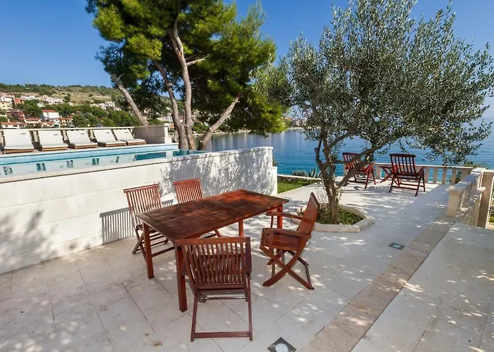 فيلة Luxury Ciovo Sleeps 17, Infinity Pool, Seafront *