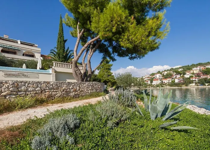 فيلة Luxury Ciovo Sleeps 17, Infinity Pool, Seafront تروغير