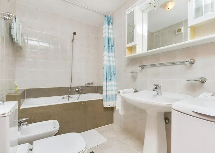 Luxury Ciovo Sleeps 17, Infinity Pool, Seafront فيلة *