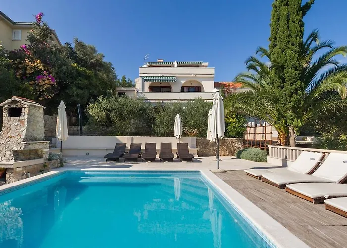 Luxury Ciovo Sleeps 17, Infinity Pool, Seafront تروغير