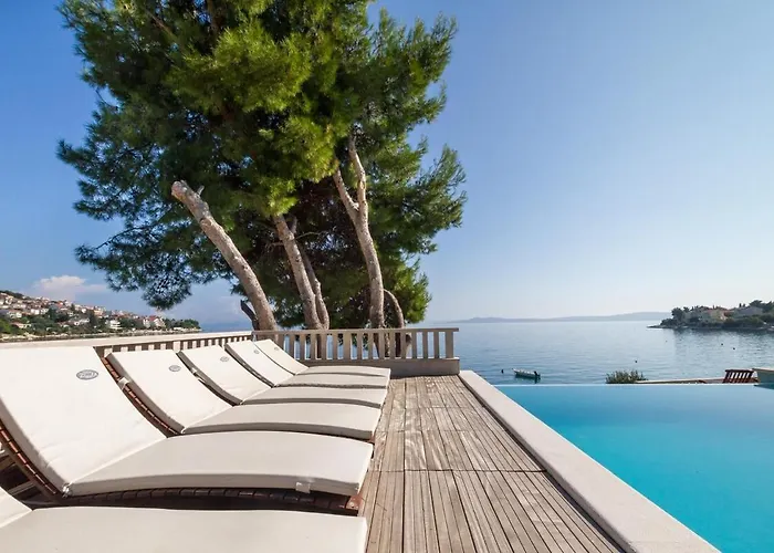 Luxury Ciovo Sleeps 17, Infinity Pool, Seafront فيلة *