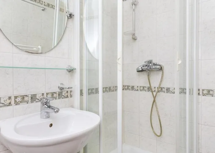Luxury Ciovo Sleeps 17, Infinity Pool, Seafront فيلة