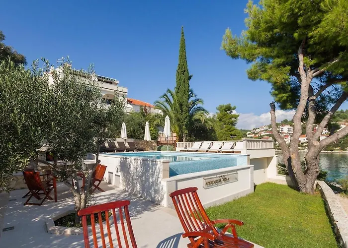 Luxury Ciovo Sleeps 17, Infinity Pool, Seafront فيلة