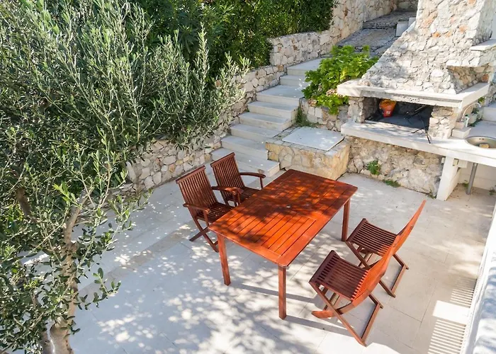 Luxury Ciovo Sleeps 17, Infinity Pool, Seafront فيلة *