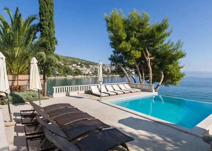 Luxury Ciovo Sleeps 17, Infinity Pool, Seafront فيلة تروغير