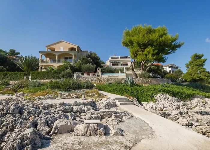 Luxury Ciovo Sleeps 17, Infinity Pool, Seafront تروغير