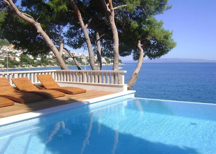 Luxury Ciovo Sleeps 17, Infinity Pool, Seafront فيلة