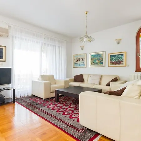 Luxury Villa Ciovo Sleeps 17, Infinity Pool, Seafront Vila