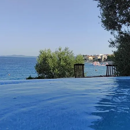 Vila Luxury Villa Ciovo Sleeps 17, Infinity Pool, Seafront