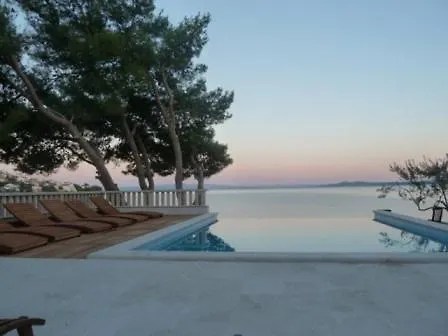 别墅 Luxury Ciovo Sleeps 17, Infinity Pool, Seafront 特罗吉尔