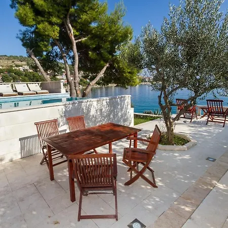 Vila Luxury Villa Ciovo Sleeps 17, Infinity Pool, Seafront *