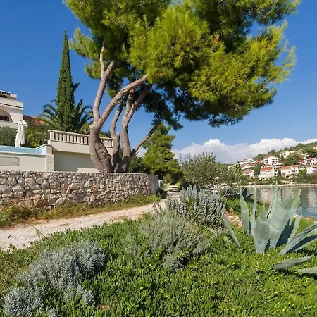 Vila Luxury Villa Ciovo Sleeps 17, Infinity Pool, Seafront Trogir