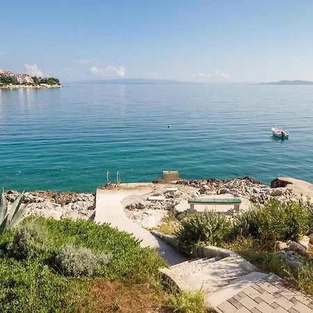 Luxury Ciovo Sleeps 17, Infinity Pool, Seafront 特罗吉尔