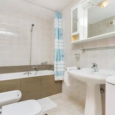 Luxury Villa Ciovo Sleeps 17, Infinity Pool, Seafront Vila *