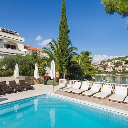 Luxury Villa Ciovo Sleeps 17, Infinity Pool, Seafront *