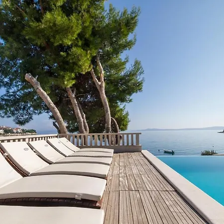 Luxury Villa Ciovo Sleeps 17, Infinity Pool, Seafront Vila *