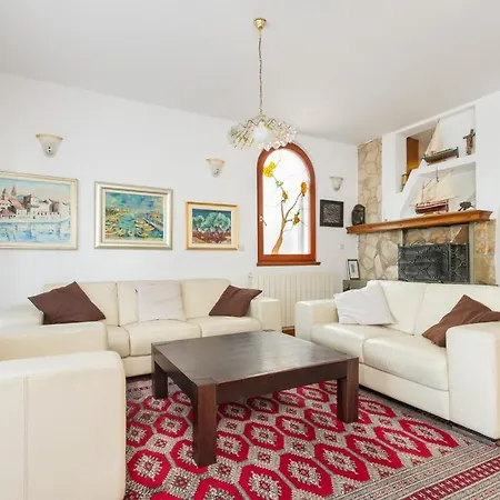 Luxury Villa Ciovo Sleeps 17, Infinity Pool, Seafront *