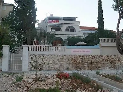 Vila Luxury Villa Ciovo Sleeps 17, Infinity Pool, Seafront