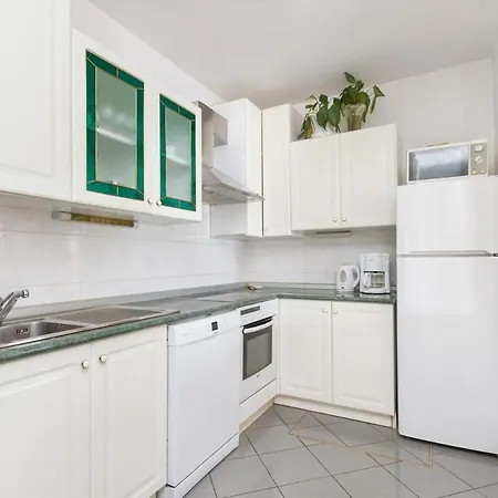 Luxury Villa Ciovo Sleeps 17, Infinity Pool, Seafront Vila *