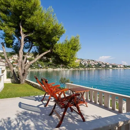 Luxury Villa Ciovo Sleeps 17, Infinity Pool, Seafront Vila