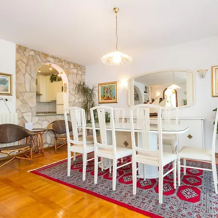 Vila Luxury Villa Ciovo Sleeps 17, Infinity Pool, Seafront