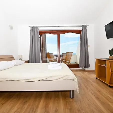 Luxury Ciovo Sleeps 17, Infinity Pool, Seafront 别墅 *