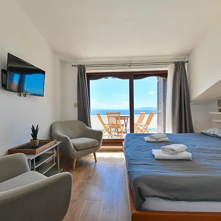 Luxury Ciovo Sleeps 17, Infinity Pool, Seafront * 特罗吉尔
