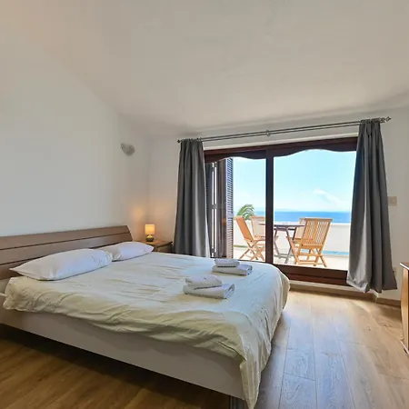 Luxury Ciovo Sleeps 17, Infinity Pool, Seafront * 特罗吉尔