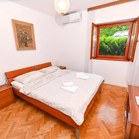 别墅 Luxury Ciovo Sleeps 17, Infinity Pool, Seafront 特罗吉尔