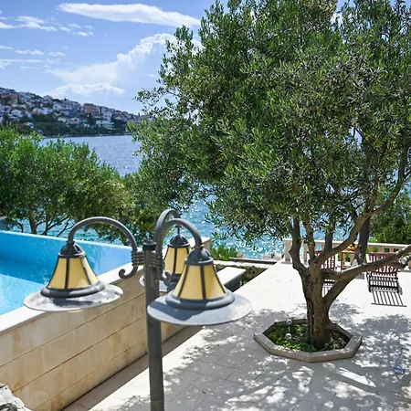 Luxury Ciovo Sleeps 17, Infinity Pool, Seafront 特罗吉尔
