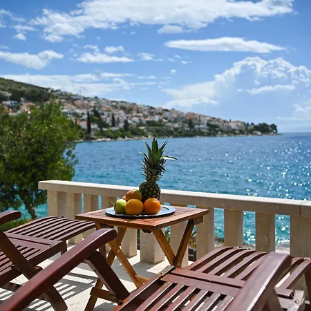 Luxury Ciovo Sleeps 17, Infinity Pool, Seafront * 特罗吉尔