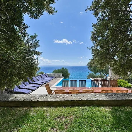 别墅 Luxury Ciovo Sleeps 17, Infinity Pool, Seafront 特罗吉尔