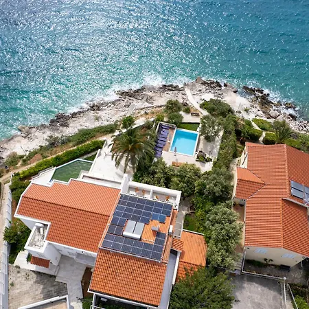 Luxury Ciovo Sleeps 17, Infinity Pool, Seafront * 特罗吉尔