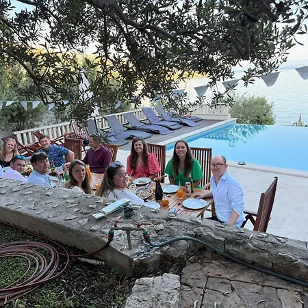 Luxury Ciovo Sleeps 17, Infinity Pool, Seafront Willa *
