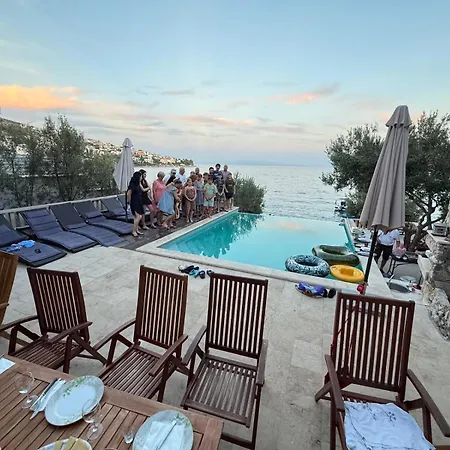 别墅 Luxury Ciovo Sleeps 17, Infinity Pool, Seafront 特罗吉尔